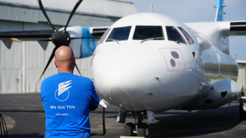 How to Upgrade Your ATR 72 Carbon Brakes (worker looking at ATR aircraft)