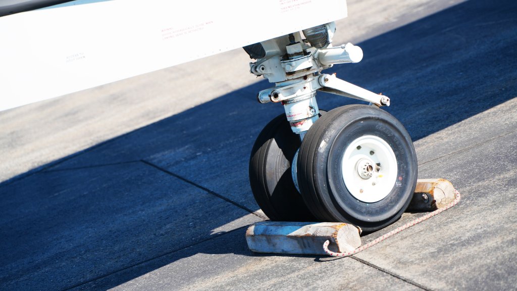 Should You Use Retreaded Tires on Regional Aircraft? 
